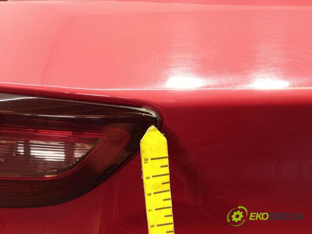 Opel Astra 2018 zadní dveře kufra: kufr 01