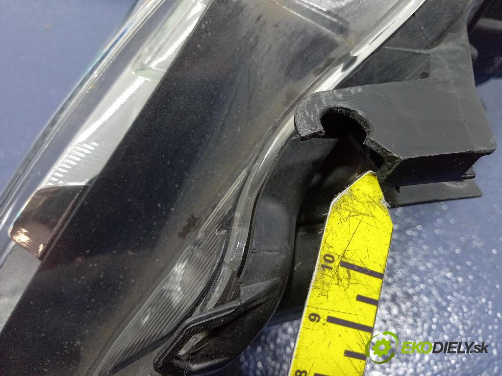 Toyota Yaris 0 světlo v pravo: 0D-195