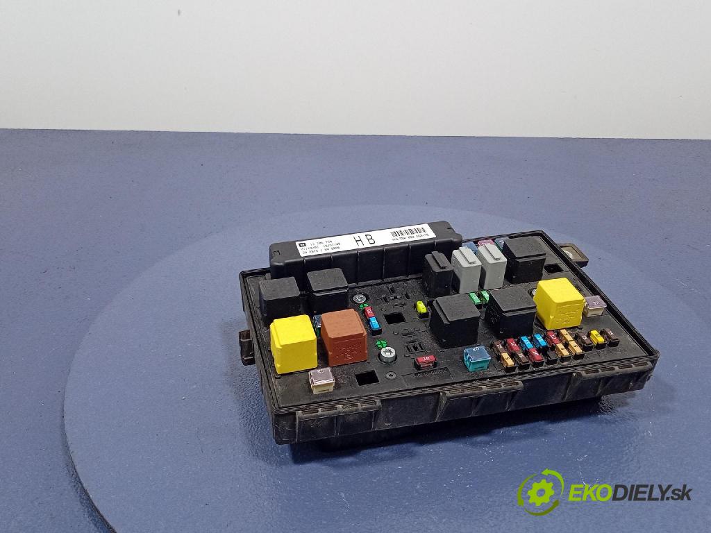 Opel Zafira 2005 skříňka Pojistky 13206754