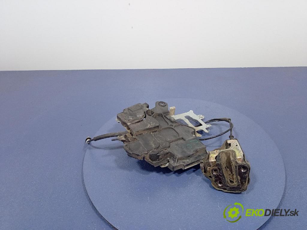 Kia Carnival 2006 zámek dveře Zad: v pravo: