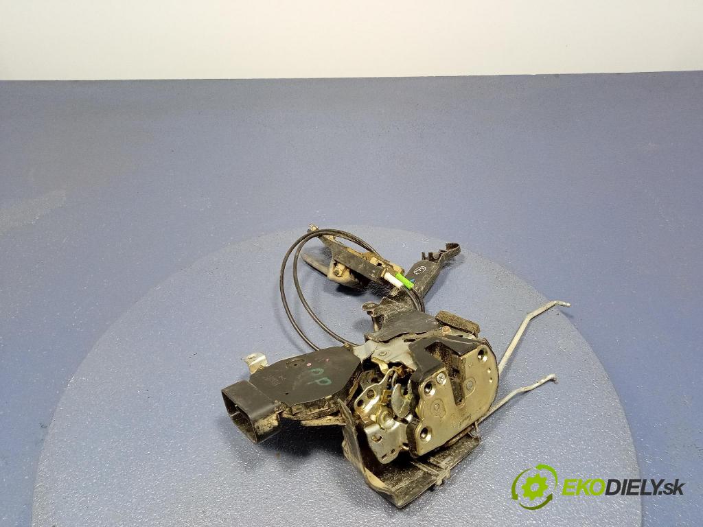 Toyota Rav4 2002 zámek dveře před v pravo: