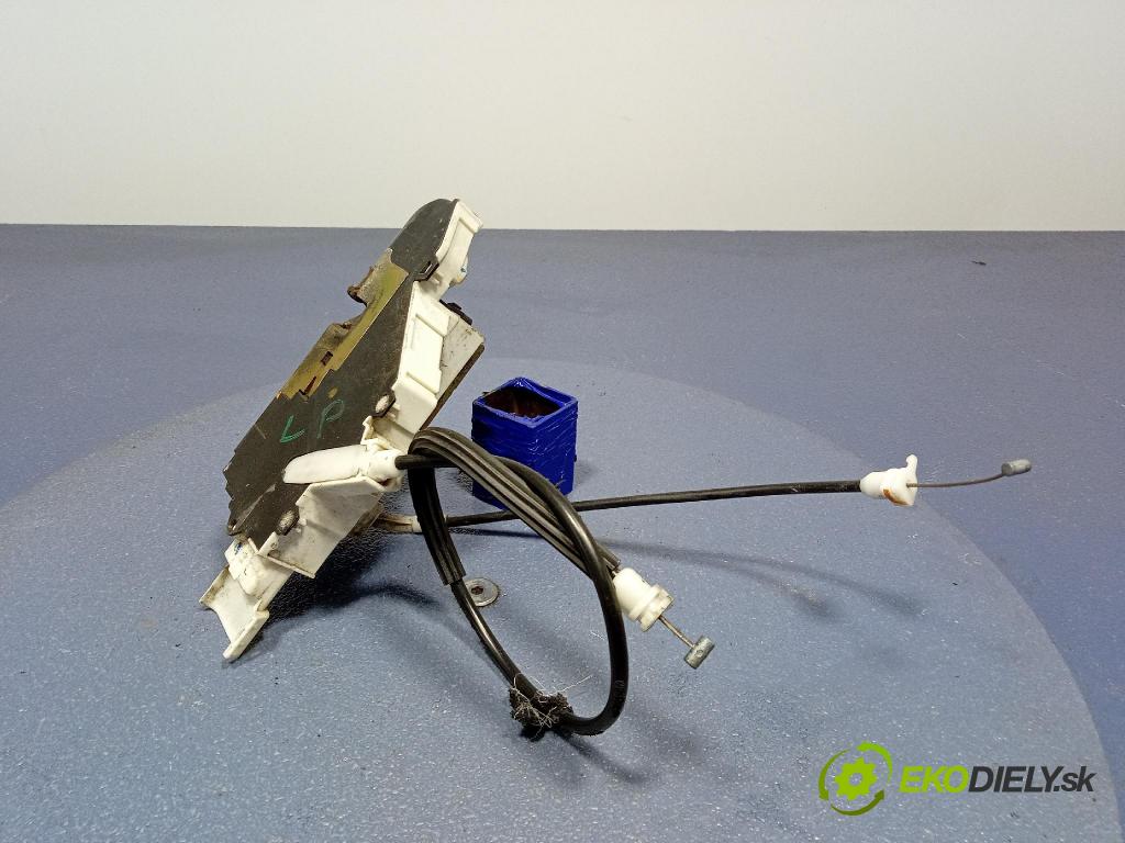 Peugeot 407 2004 zámek dveře před Levý: