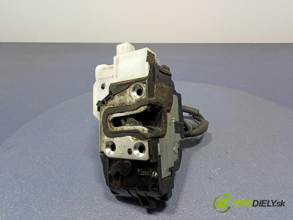 Kia Cee\'d 2008 zámek dveře před Levý: