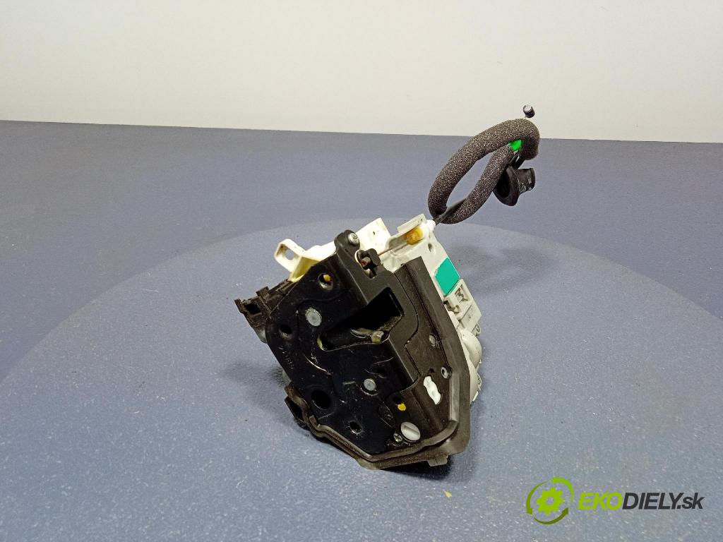 Audi A4 2016 zámek dveře před v pravo: 8X1837016C