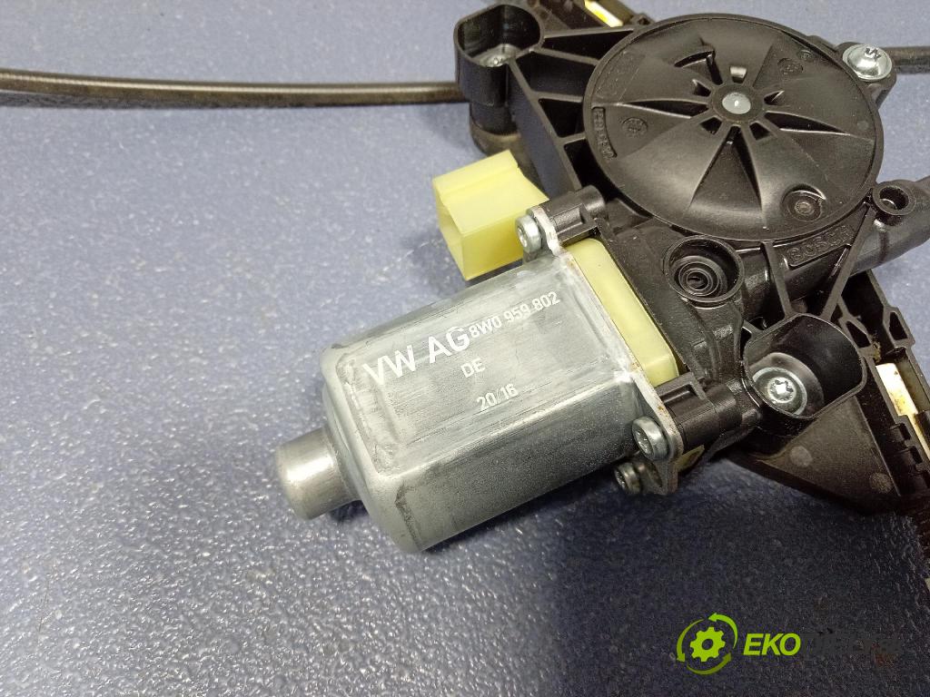 Audi A4 2016 mechanismus stahování Sklenka: před v pravo: 8W0837462