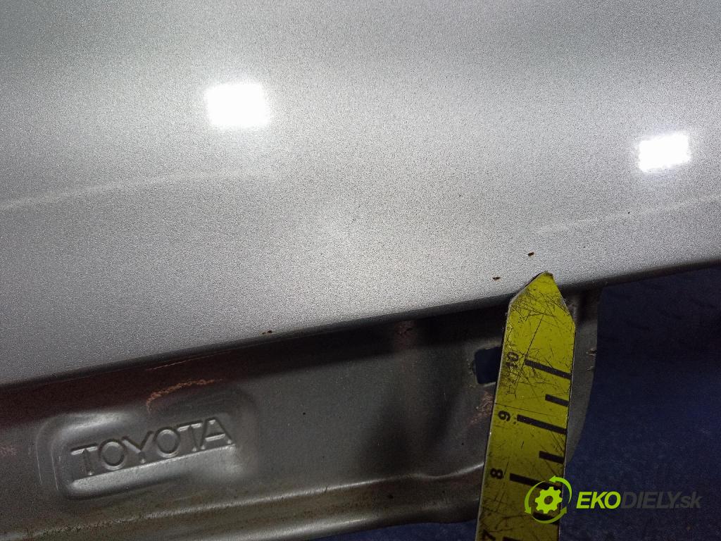 Toyota Corolla 2003 blatnik před Levý:
