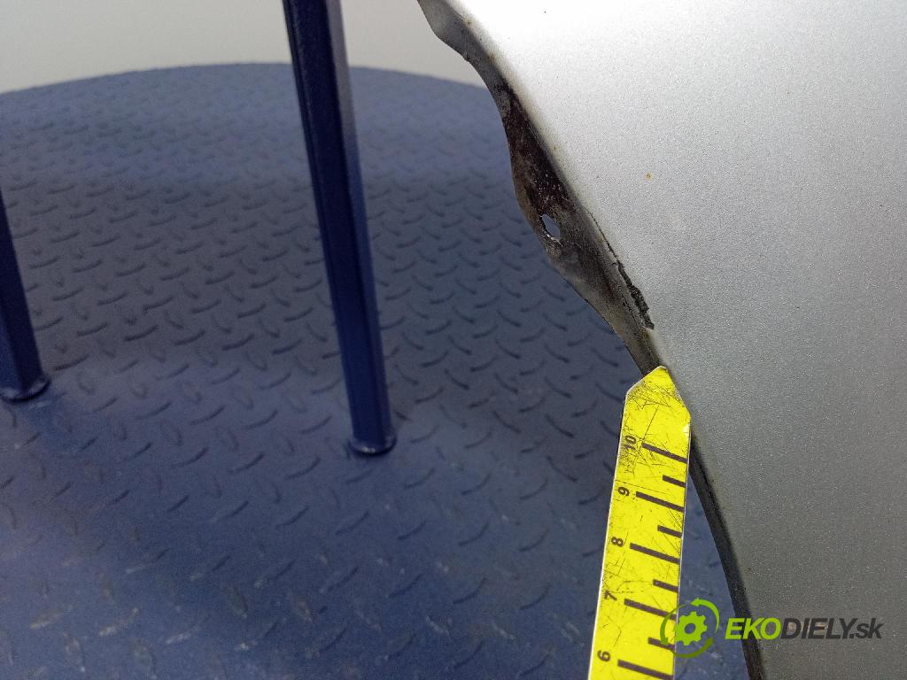 Toyota Corolla 2003 blatnik před Levý: