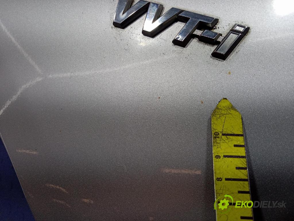 Toyota Corolla 2003 blatnik před Levý: