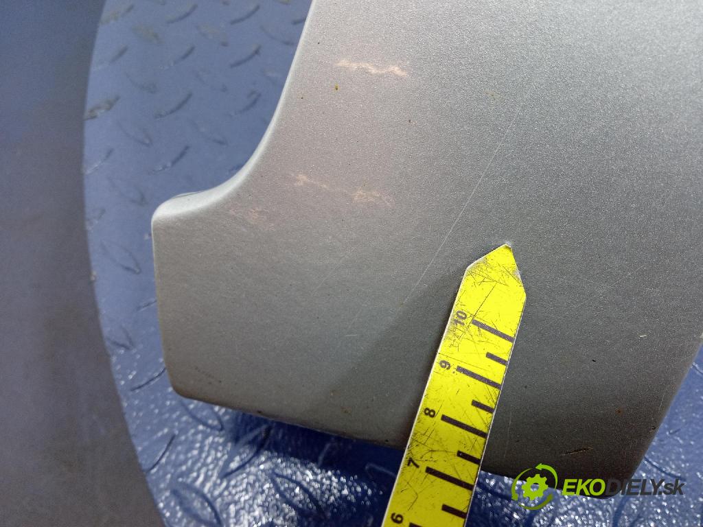 Toyota Corolla 2003 blatnik před v pravo: