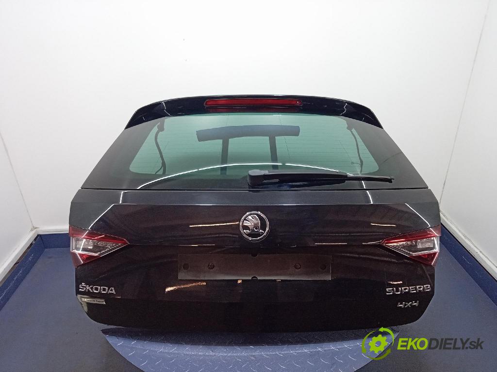 Skoda Superb 2016 zadní dveře kufra: kufr