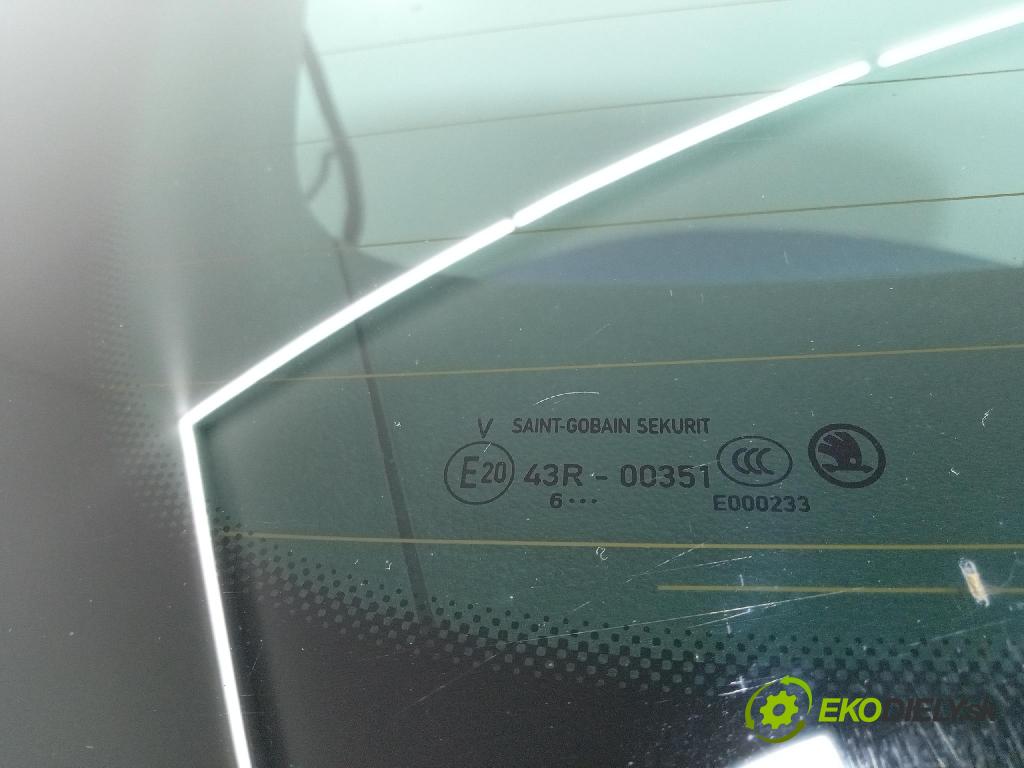 Skoda Superb 2016 zadní dveře kufra: kufr