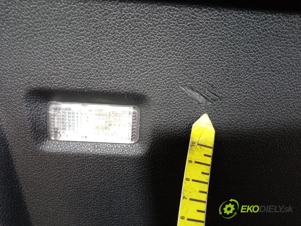 Skoda Superb 2016 zadní dveře kufra: kufr 