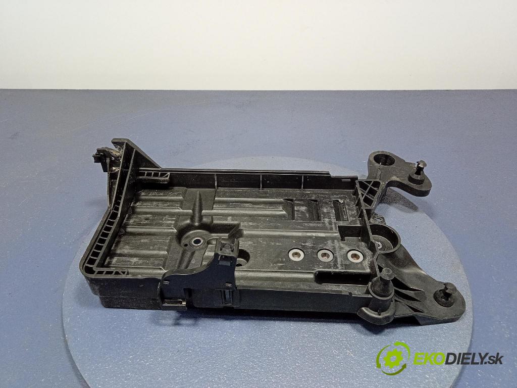 Skoda Superb 2016 Základ: Akumulatora: 5Q0915321J