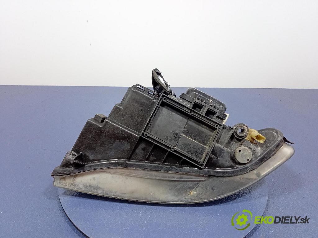 Audi A4 2000 světlo v pravo: 8D0941030AK