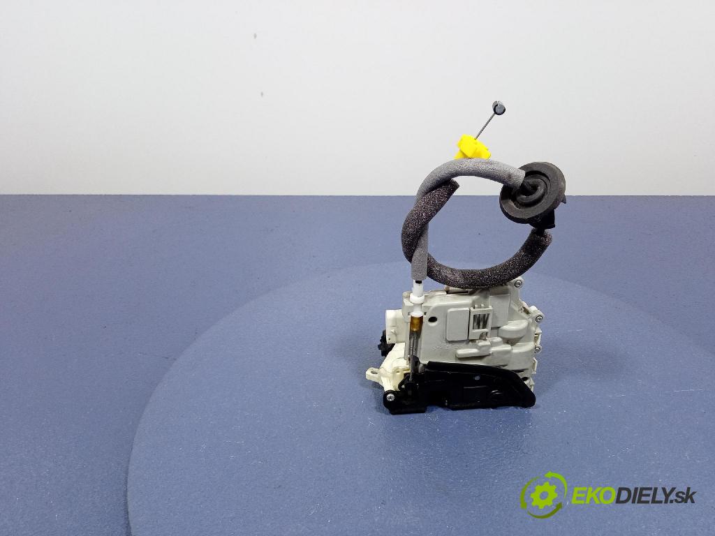 Audi A4 0 zámek dveře Zad: v pravo: 8X0839016E