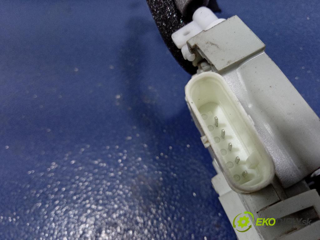 Audi A4 0 zámek dveře Zad: v pravo: 8X0839016E