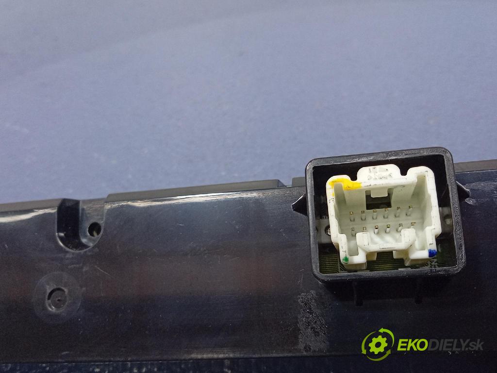 Mazda 5 2007 displej Radio / GPS CC33B
