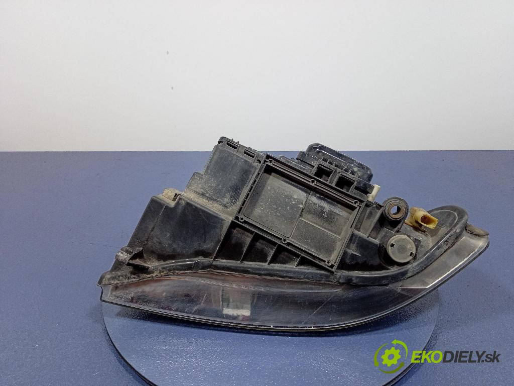 Audi A4 2000 světlo v pravo: 8D0941004AK