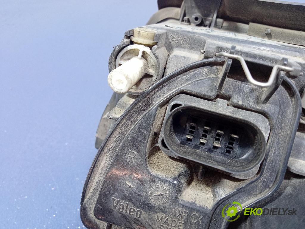 Audi A4 2000 světlo v pravo: 8D0941004AK