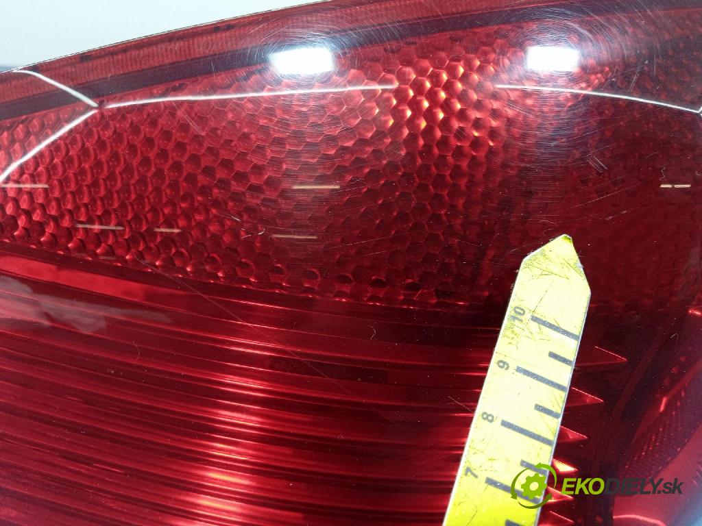 Audi A3 1.9 tdi 2004 světlo Zad: levá Mimo: 8P0945095