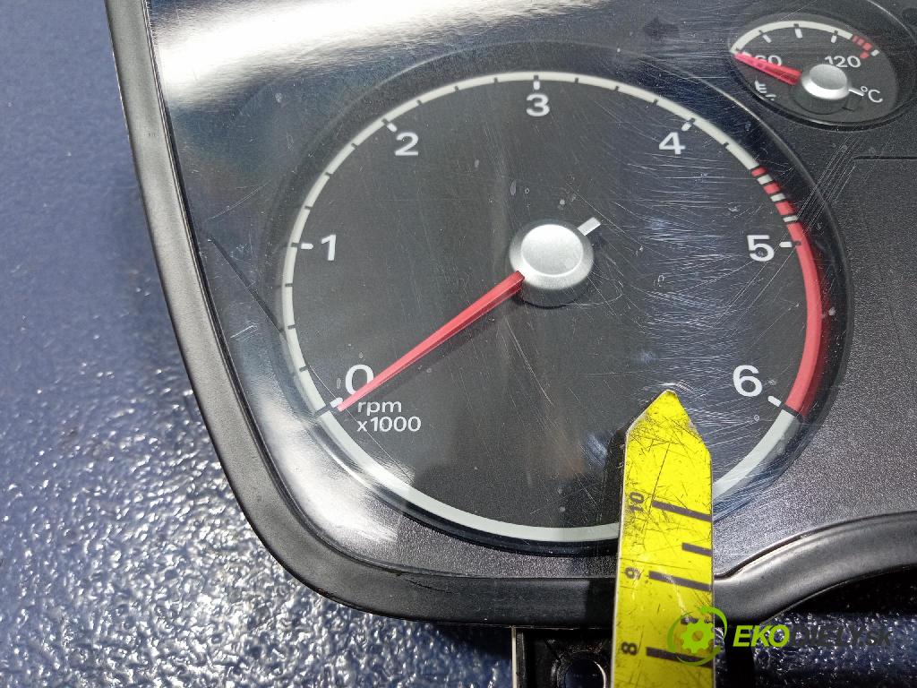 Ford Focus 2006 prístrojovka/ budíky 4M5T-10849-CM
