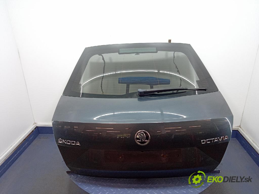 Skoda Octavia 2016 zadní dveře kufra: kufr