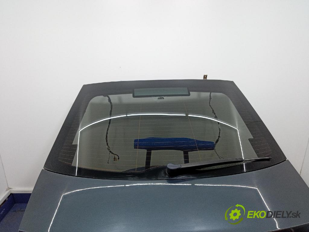 Skoda Octavia 2016 zadní dveře kufra: kufr