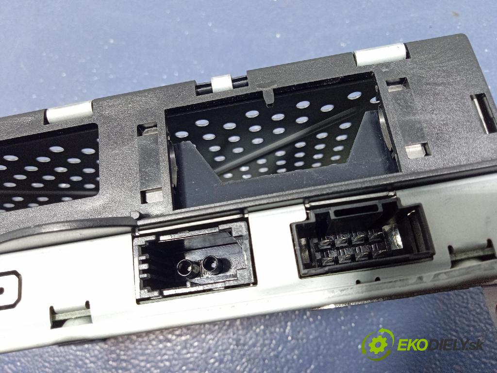 Audi A6 2004 Radio I Navigácia: 04F035541