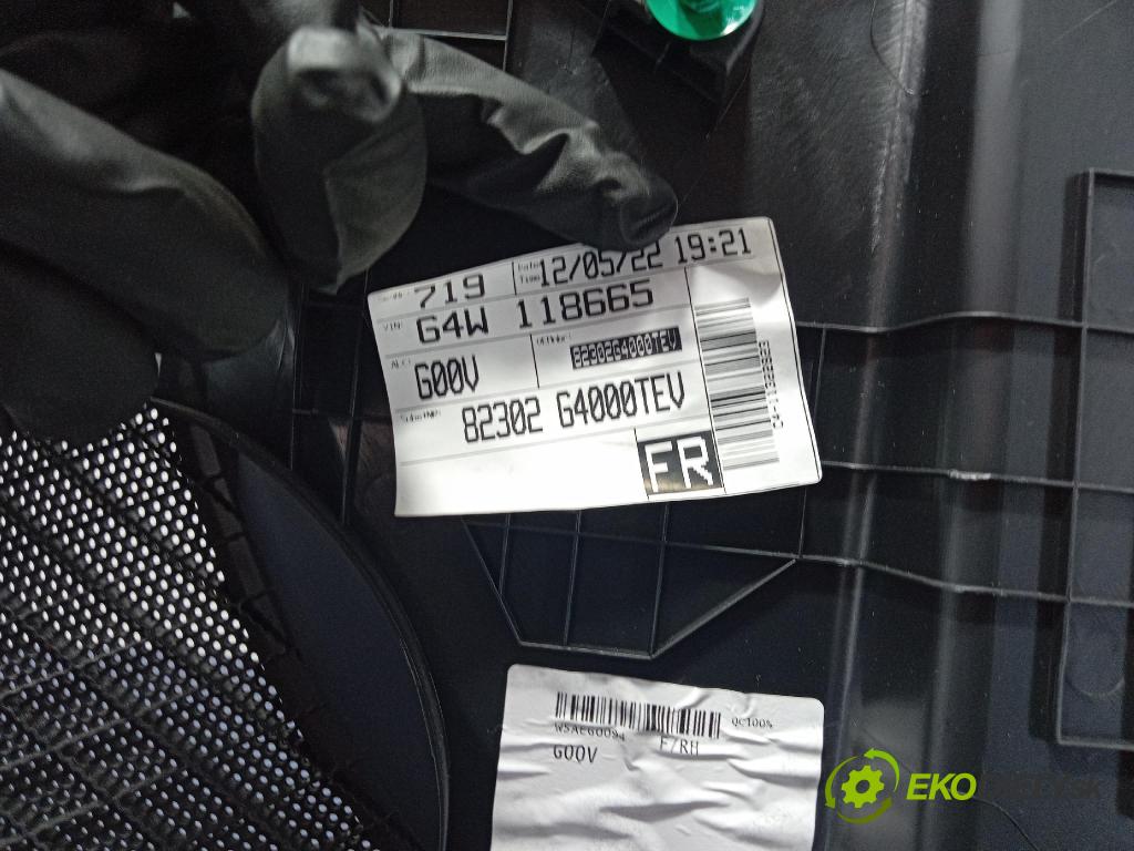 Hyundai I30 2022 Tapacír: dveře před Práva: 82302G4000