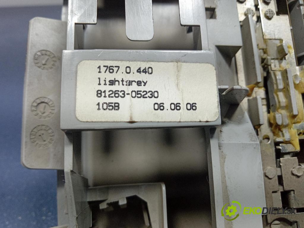 Toyota Corolla verso 2006 Lampy Uvnitř 81263-05230