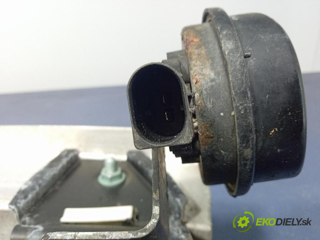 Audi A3 2003 výztuha narazník před 8P3807113A