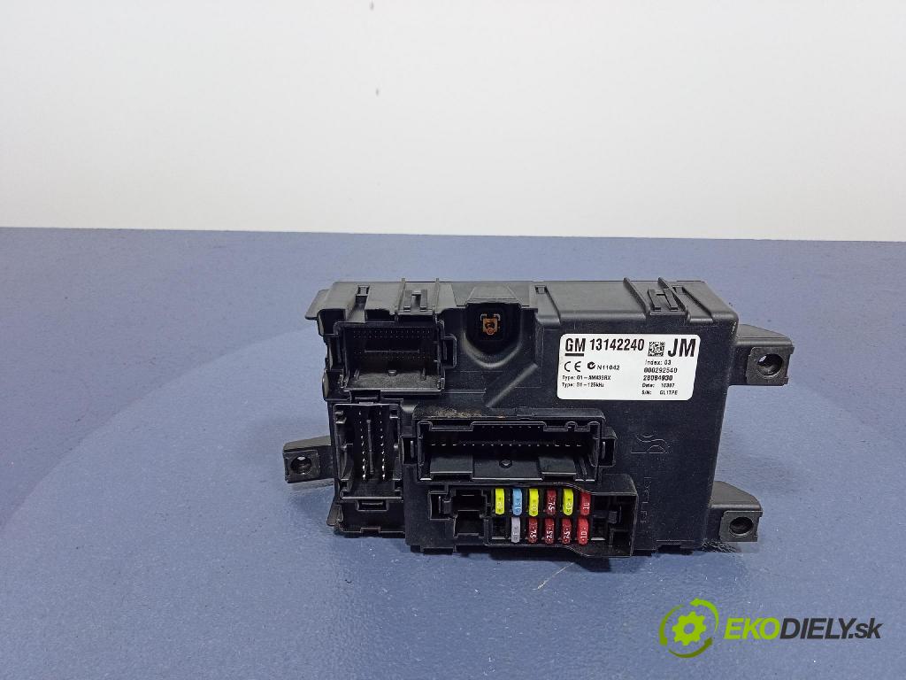 Opel Corsa 2007 skříňka Pojistky 13142240