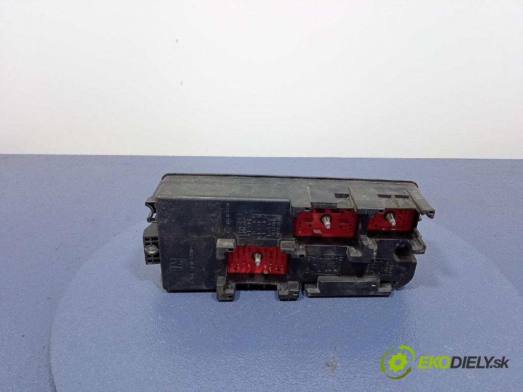Opel Vectra 2007 skříňka Pojistky 13248317