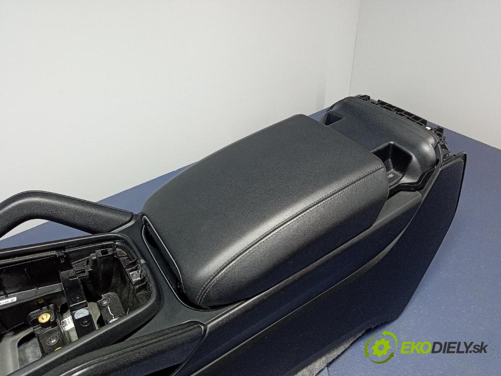 Porsche Cayenne s 2017 Tunel: Střední: 9Y0864981