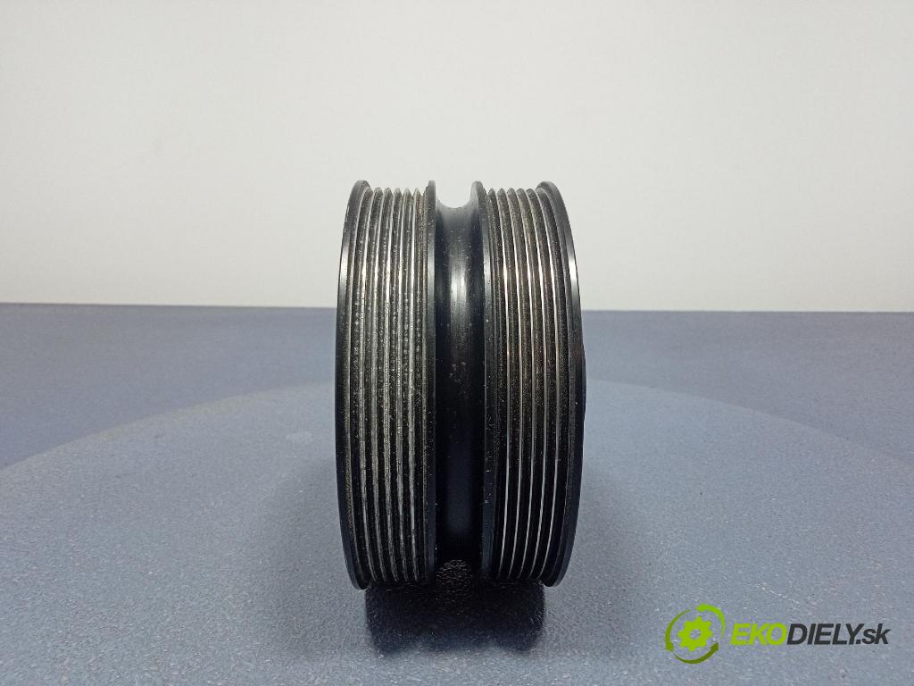 Maserati Levante 2017 kolo Pás 280609-10