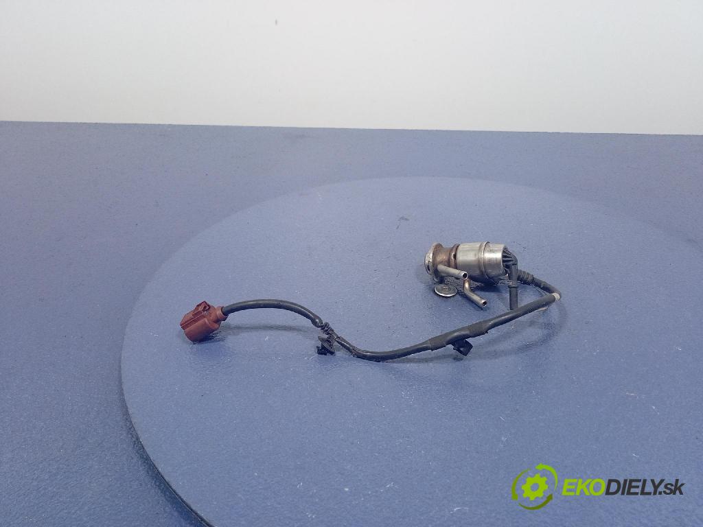 Vw Passat 2016 vstřikovač 04L131113K