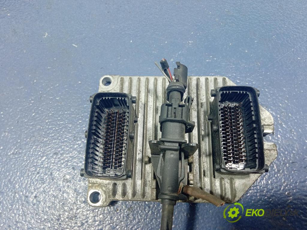 Opel Vectra 2003 řídící jednotka Motor: 55352666