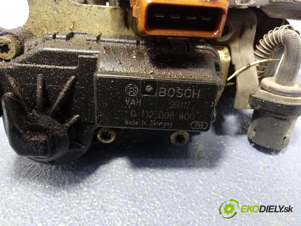 Volkswagen Passat 1.8 kat 1991 škrticí klapka 051133015S