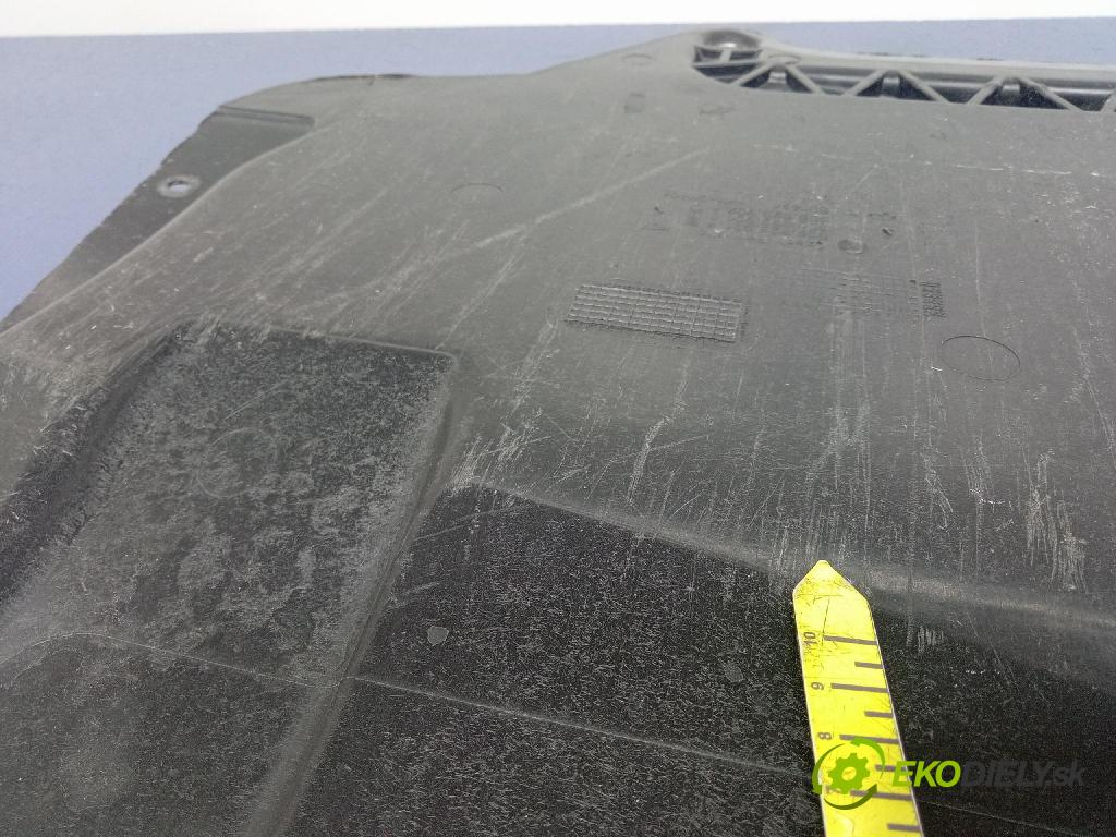 Skoda Yeti 2015 kryt Motor: 5C6825901B