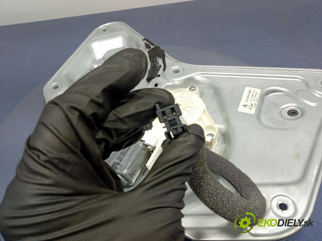 Skoda Yeti 2015 mechanismus stahování Sklenka: Zad: Levý: 5L0839402B
