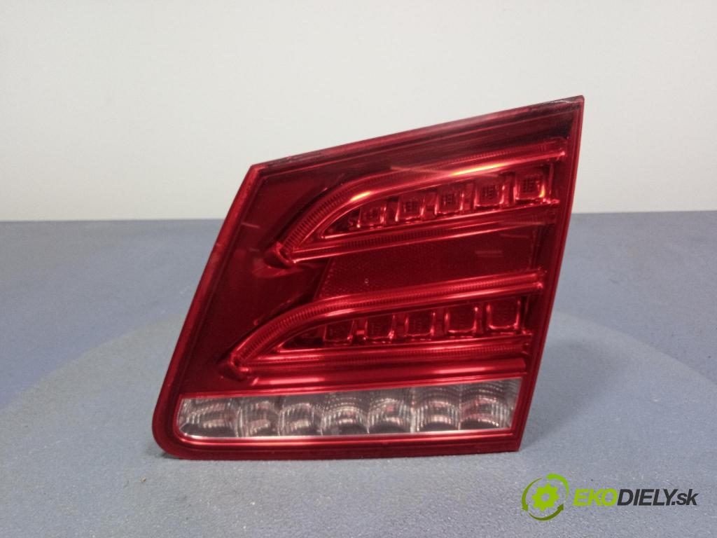 Mercedes E-klasa 2010 svetlo / reflektor zad Prava: Vnútri: A2129069802