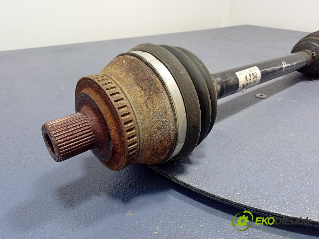Audi A4 2006 poloos Prava: Predné 8E0407272BQ