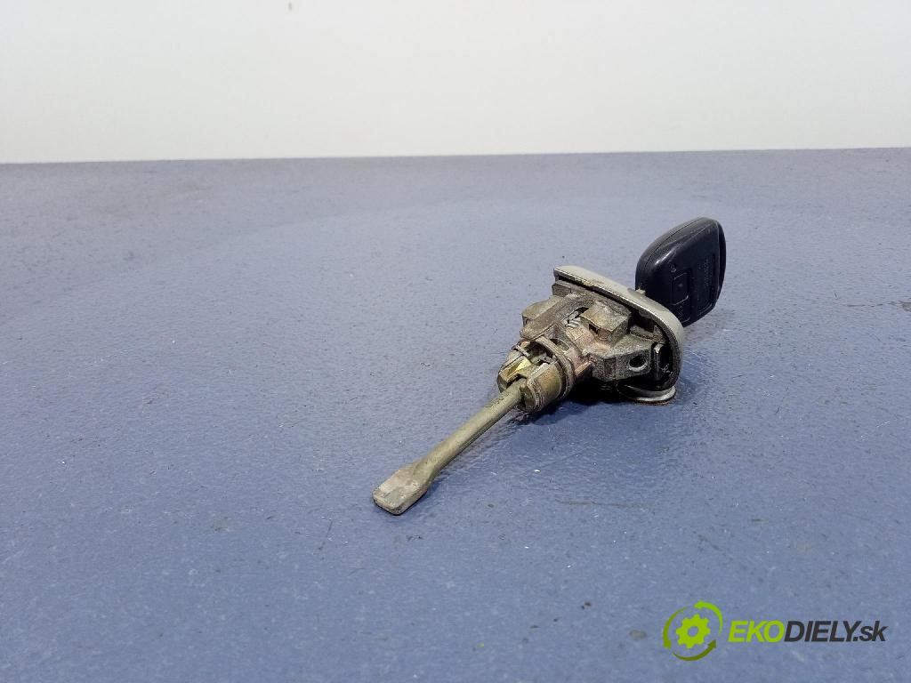 Toyota Verso 2003 zámok dvere Predné Vľavo: B2668