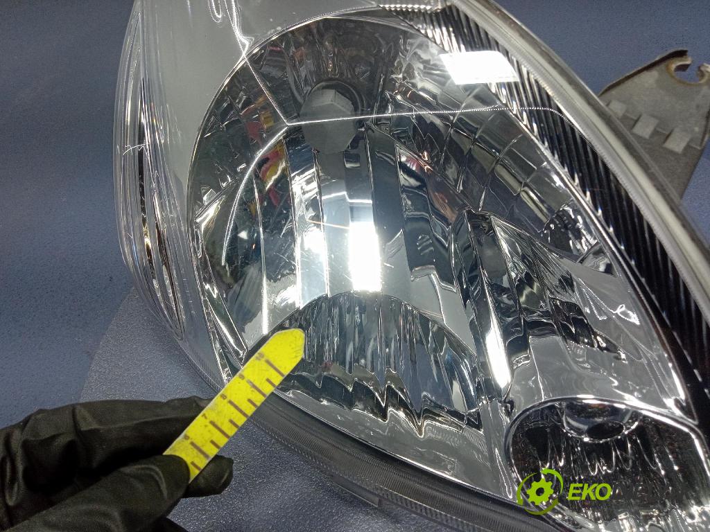 Toyota Yaris 2005 Reflektor: v pravo: 20-A353