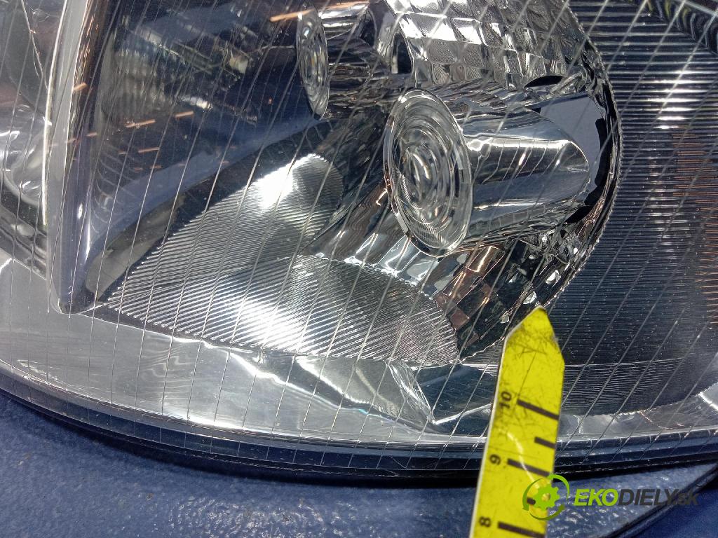 Audi A4 2001 Reflektor: Vľavo: 084411137L