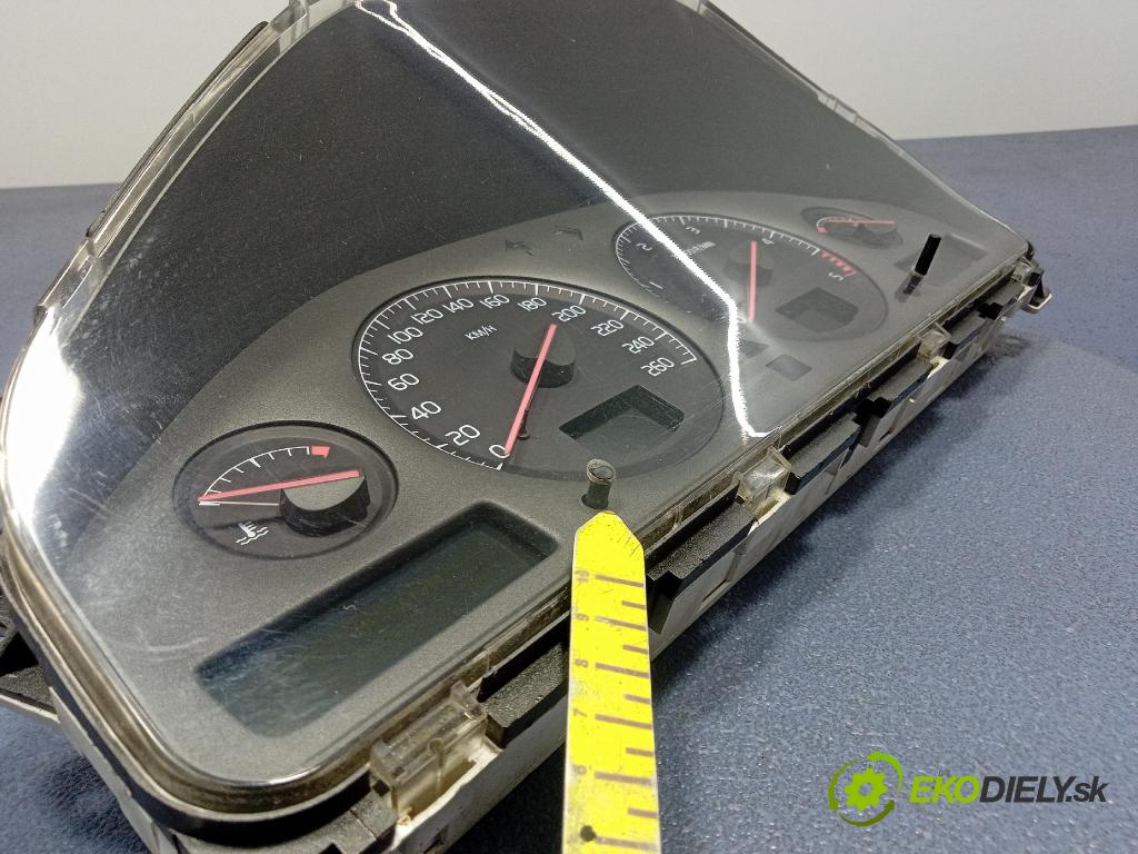 Volvo V70 2002 prístrojovka/ budíky 8637996