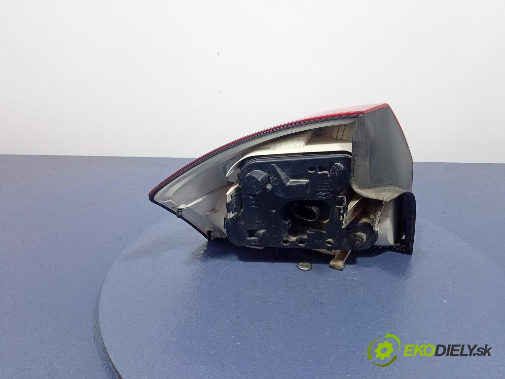 Audi A4 2000 svetlo / reflektor zad Prava: Vonkajsia: 8E0945096