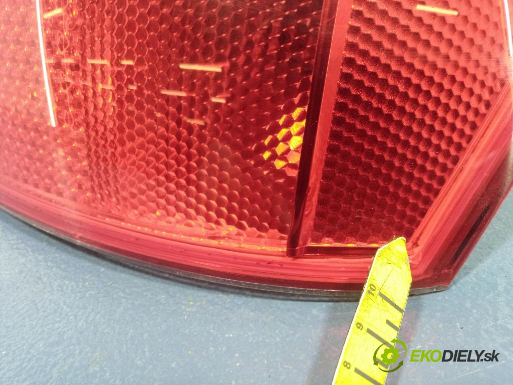 Audi A4 2000 svetlo / reflektor zad Prava: Vonkajsia: 8E0945096