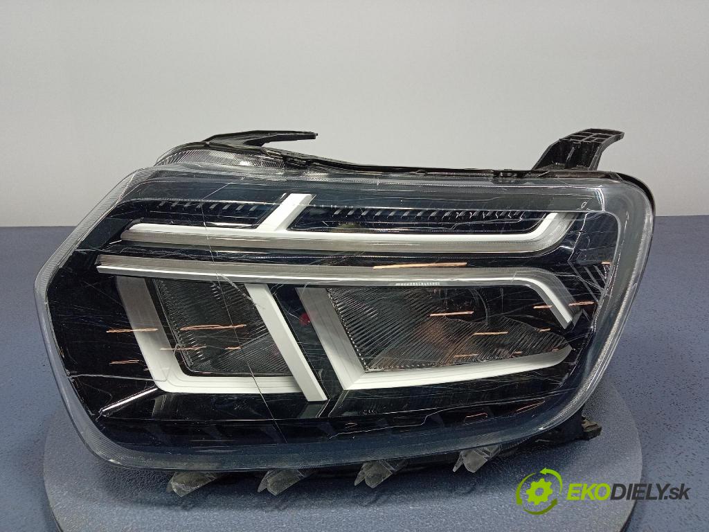 Dacia Duster 0 Reflektor: v pravo: