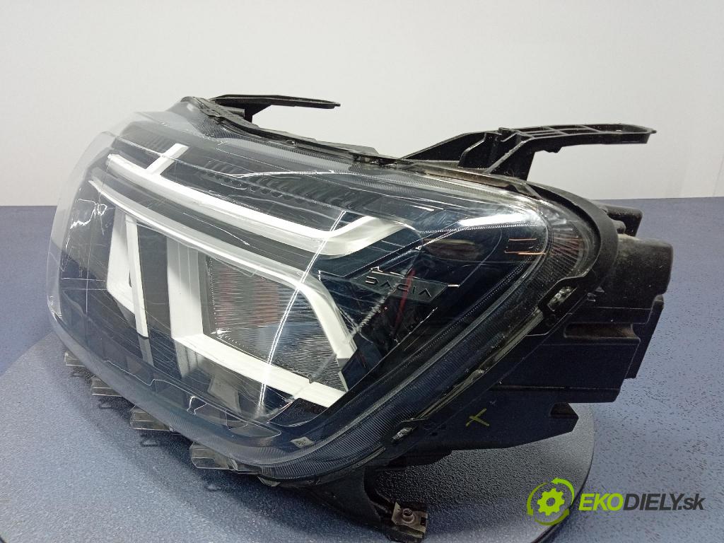Dacia Duster 0 Reflektor: v pravo:
